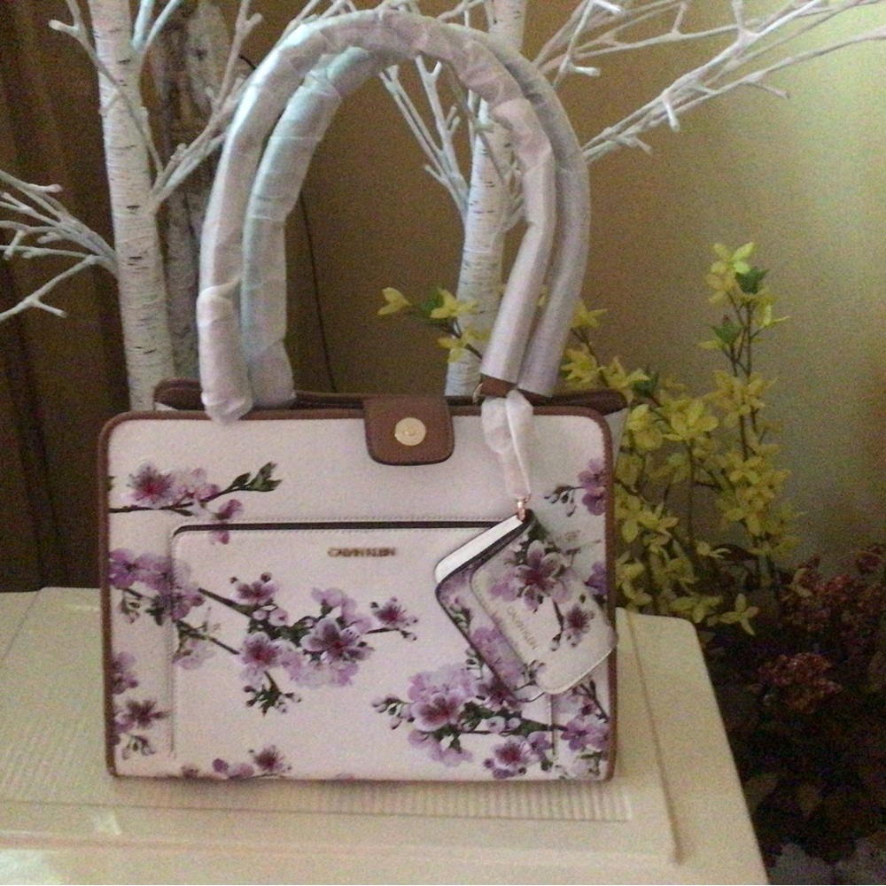 Chic Cream Handbag with Brown Accents